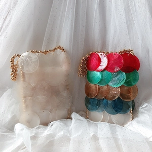 Handgefertigte bunte Pailletten-Muschel-Handtaschen mit goldenen Perlenketten