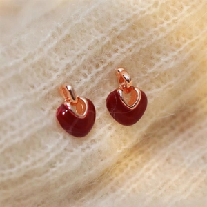 Élégantes boucles d'oreilles cœur dorées en émail rouge foncé pour un look minimaliste