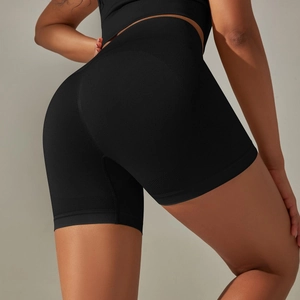 Gros plan d'un short de yoga noir taille haute sans couture avec texture nid d'abeille