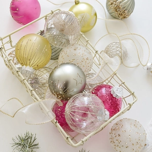 8cm sortierte bemalte Weihnachtskugeln im Drahtkorb mit gold-rosa Ornamenten