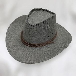 Détail d'un chapeau de cowboy gris foncé avec texture tressée et cordelette brune