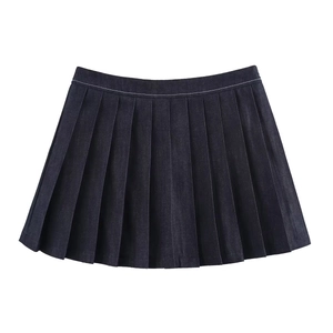 Minigonna a pieghe in denim blu scuro con silhouette a trapezio su sfondo bianco puro