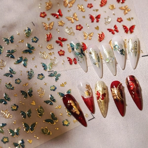 Autocollants à ongles papillon de luxe avec dorure et motifs floraux rouges et or