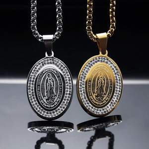 Colliers en acier titane avec pendentifs ovales de la Vierge de Guadalupe et cristaux