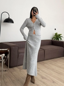 Set in maglia grigia da donna con cardigan con scollo a V e gonna midi slim