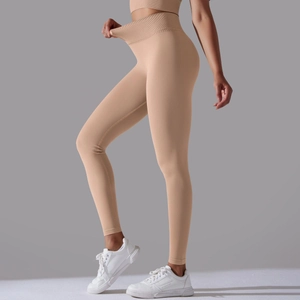 Detail der hoch taillierten, nahtlosen gerippten Yoga-Leggings in Hautfarbe für Fitness
