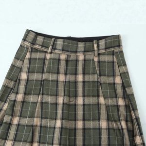 Pantalon à carreaux vert et beige avec taille ajustée, passants de ceinture et plis avant