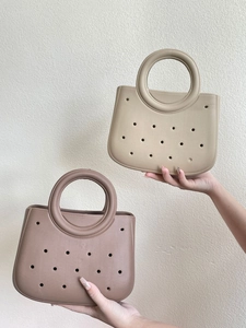 Vue détaillée de mini sacs de plage en EVA café et beige avec poignées rondes
