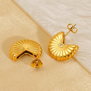 Boucles d'oreilles dorées en forme d'éventail avec texture coquillage et zircon