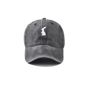 Cappellino da baseball in cotone lavato antracite con ricamo a forma di coniglio bianco