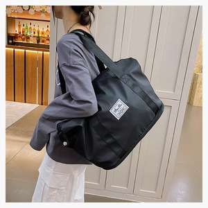 Detail einer großen schwarzen Oxford Reisetasche mit breiten Schultergurten im modernen Design