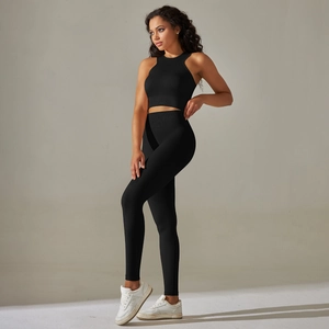 Nahaufnahme des nahtlosen schwarzen Yoga-Sets mit hoher Taille und engem Sport-Oberteil
