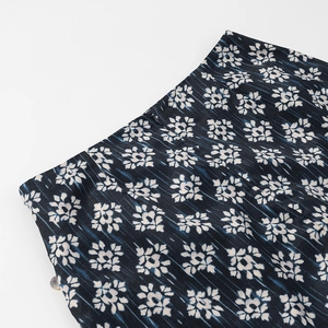 Vue macro détaillée du tissu bleu foncé à imprimé fleuri avec une texture rayée verticale