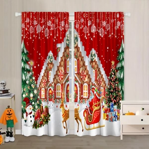 Dettaglio delle tende rosse natalizie con case di pan di zenzero e motivi di Babbo Natale