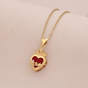Collier en acier inoxydable doré avec pendentif cœur rouge et détail de croix