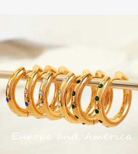 Détail de boucles d'oreilles cercles plaquées or 18K serties de zircons colorés