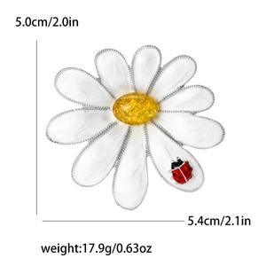 Detail view of daisy brooch with red ladybug showing 5cm height and 17.9g weight dimensions