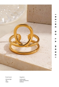 Detailansicht eines doppellagigen minimalistischen Rings mit 18K Vergoldung auf Stein