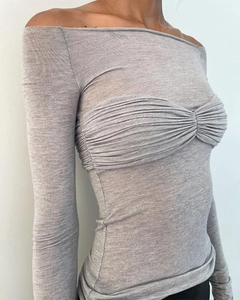 Détail du haut gris à manches longues, col carré avec fronces au buste et maille douce