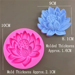 Stampo in silicone a forma di loto per candele e sapone con trama di petali e prodotto finito