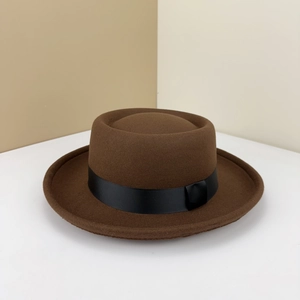 Chapeau en laine marron foncé style britannique avec bord plat et ruban gros-grain