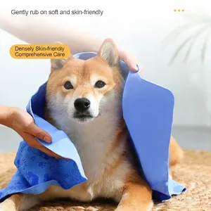 Serviette absorbante bleue pour animaux en simili daim sur un chien Shiba Inu mignon