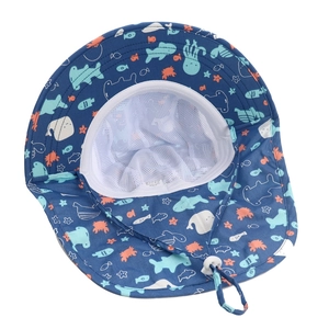 Détail d'un chapeau de soleil enfant avec imprimé marin bleu et doublure mesh