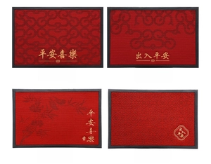 Detailansicht roter chinesischer Fußmatten mit Goldstickerei und Mustern
