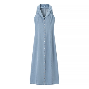 Mouwloze denim maxi-jurk in slim-fit met reverskraag en metalen knopen in lichtblauw