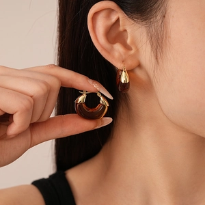 Retro U-shaped amber resin hoop earrings with gold metal plating for women's daily wear