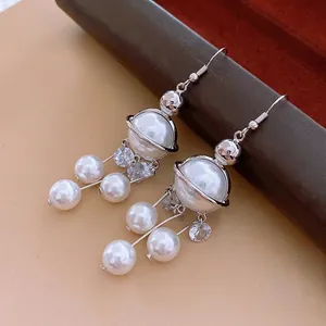 Boucles d'oreilles planète à pampilles en perles et zircons avec finition argentée