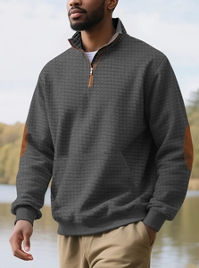 Detail der Waffelstrickstruktur und braune Ellbogen-Patches auf Herren-Sweatshirt
