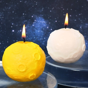 Candele profumate a forma di luna con texture realistiche su sfondo cielo stellato