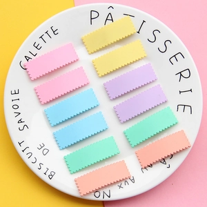 Vista dettagliata dei fermagli per capelli ondulati opachi in tonalità pastello macaron