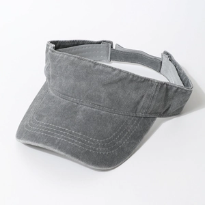 Vue de côté du pare-soleil en denim délavé gris vintage avec sangle réglable
