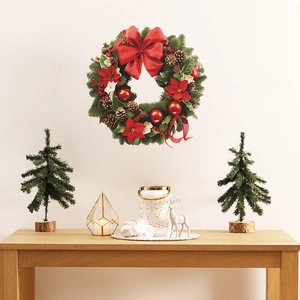 Couronne de Noël réaliste avec nœud rouge et pommes de pin sur mur blanc pur