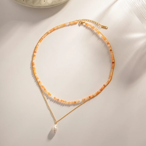 Doppellagige Halskette mit 18K Gold, orangefarbenen Perlen und einem Barockperlen-Anhänger