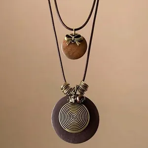 Collier ethnique double épaisseur avec pendentifs en bois et détails papillon en bronze