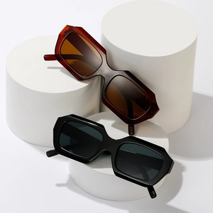 Coffret de lunettes de soleil polygonales en noir classique et montures écaillées vintage