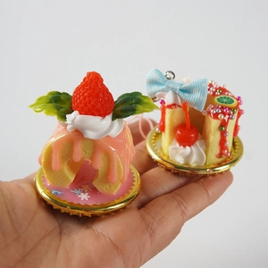 Colgantes de tarta de fresa y nata en miniatura para bolsos y llaveros realistas