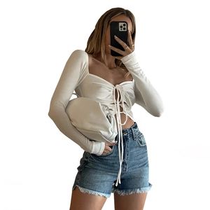 Top corto sexy bianco a maniche lunghe con lacci frontali e scollo a V