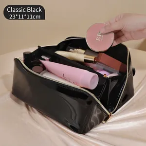 Große Kulturtasche in klassischem Schwarz aus glänzendem Leder mit doppeltem Reißverschluss