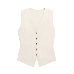 Détail du gilet en maille avec col en V, texture côtelée et cinq boutons dorés