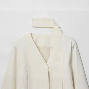 Blazer da donna bianco crema con scollo a V e particolare design halter cut-out moda