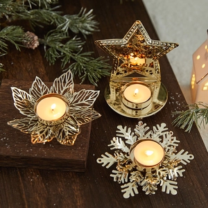 Lot de 3 bougeoirs dorés en métal avec motifs découpés de flocon, feuille et étoile