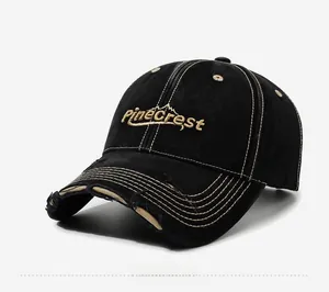Detail der Vintage Baseballkappe in Schwarz mit Destroyed-Effekt und Stickerei