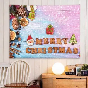 Detailansicht des Weihnachtswandteppichs mit Holzstruktur und festlichen Keksen