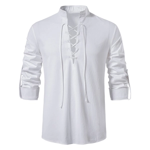 Detail van wit katoen-linnen Henley shirt met vetersluiting V-hals en stofstructuur