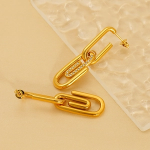 Boucles d'oreilles trombone dorées avec cristaux sertis et design géométrique chic