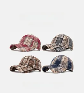 Dettaglio di cappellini da baseball vintage a scacchi con scritte consumate in quattro colori